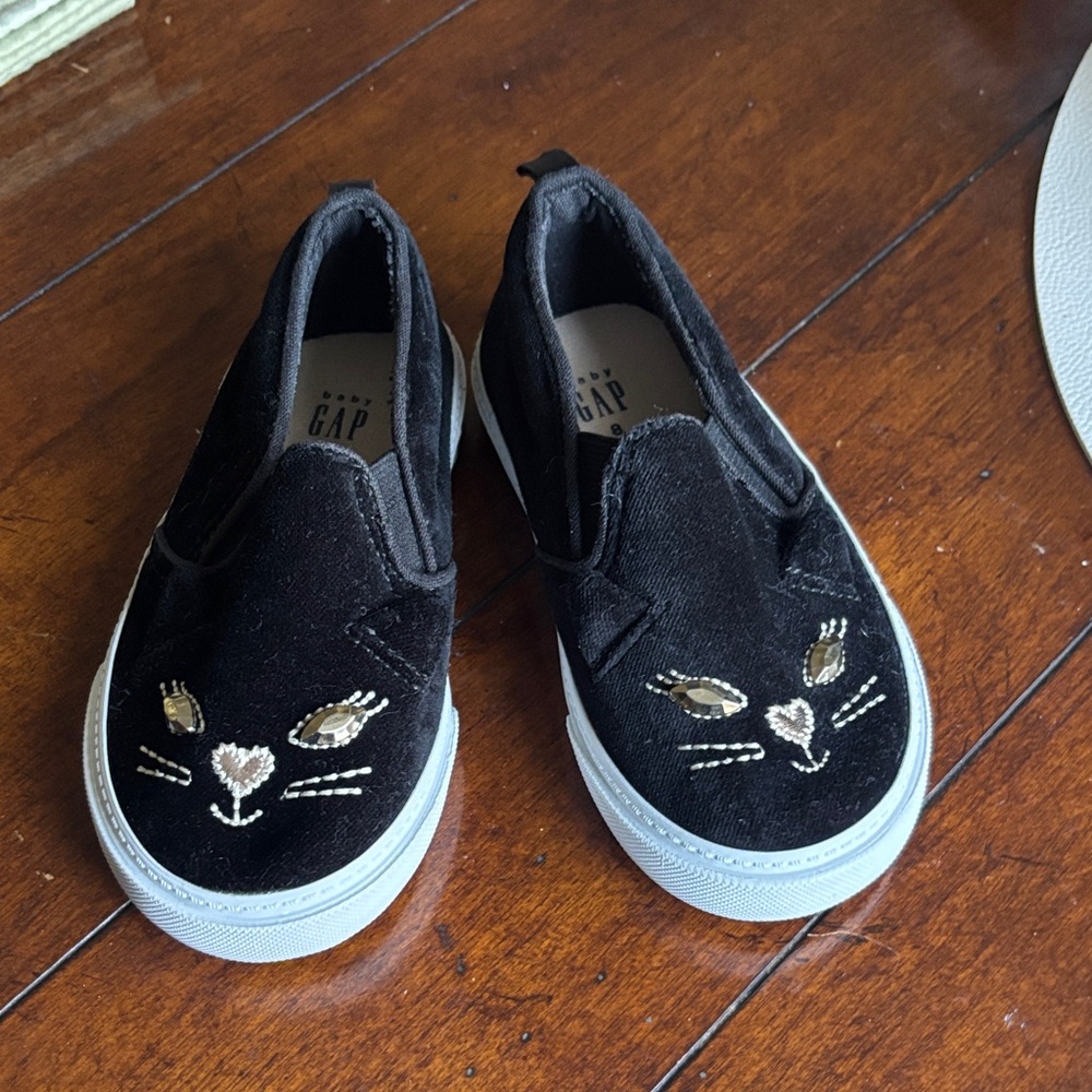 GAP Kids Black Cat Embroidered Sneakers